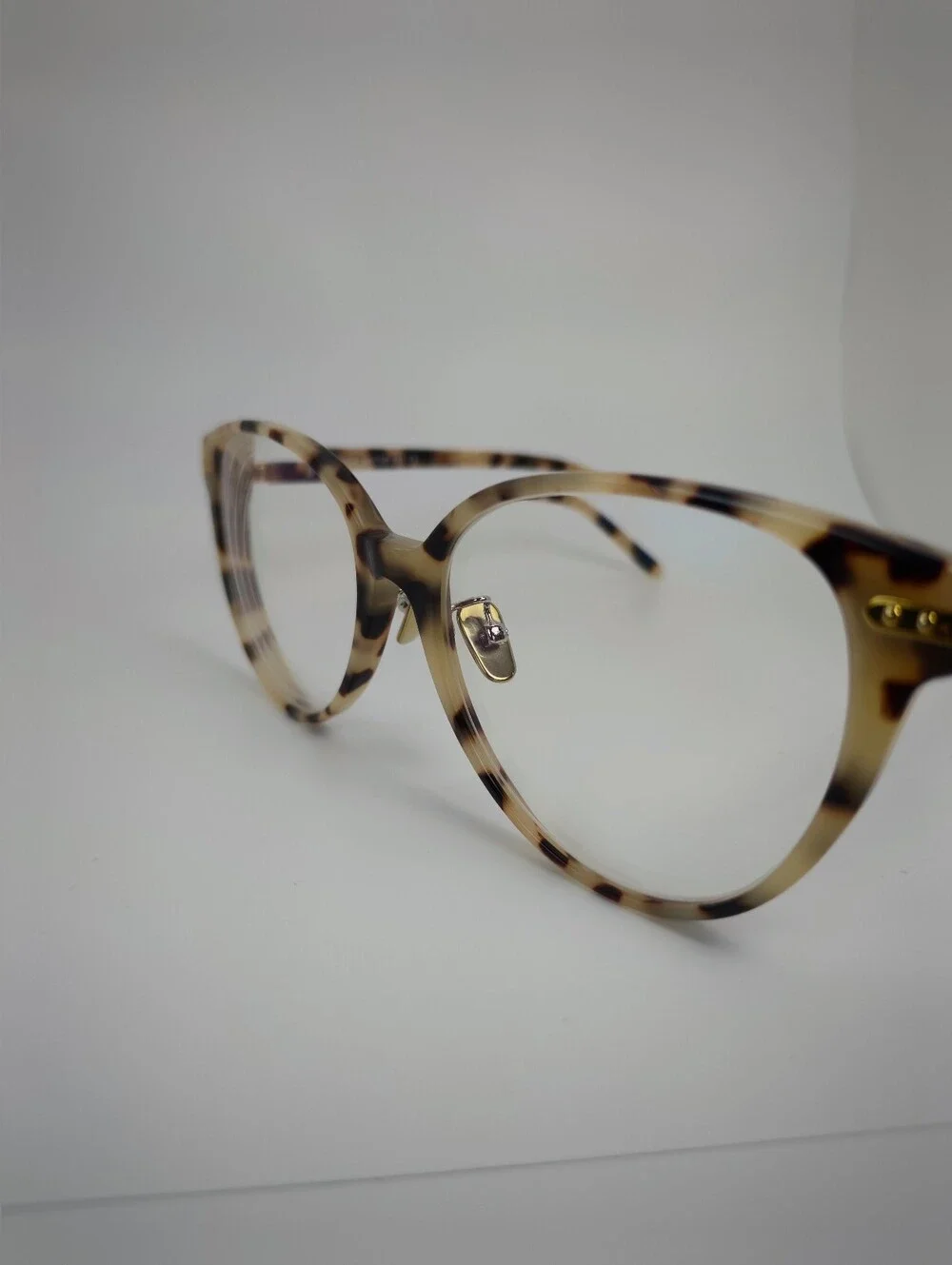 Lucia. Tortoiseshell Round Women’s Fashion. Gold Highlights Corners.